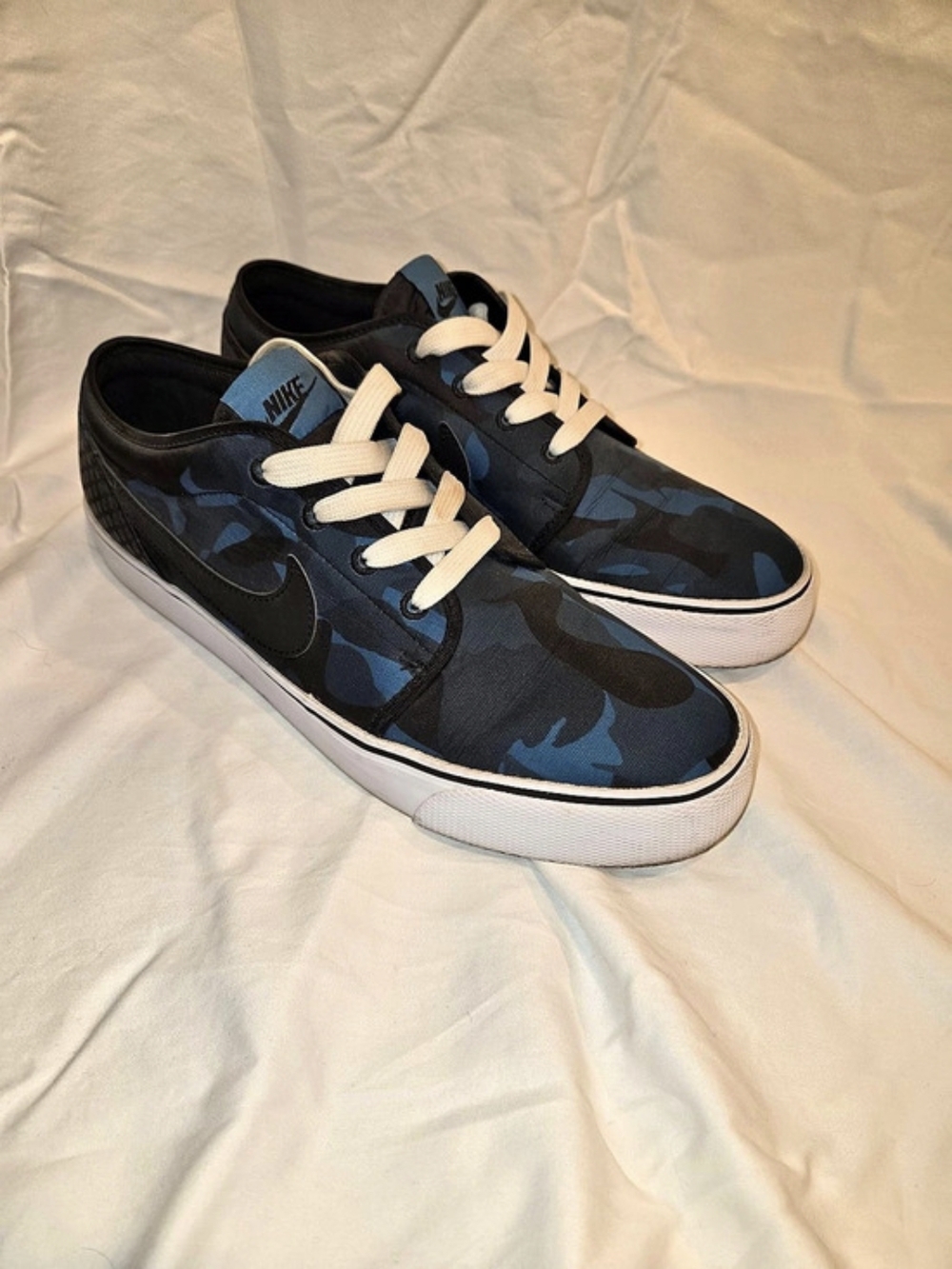 Nike Toki Sneakers in Black & Blue